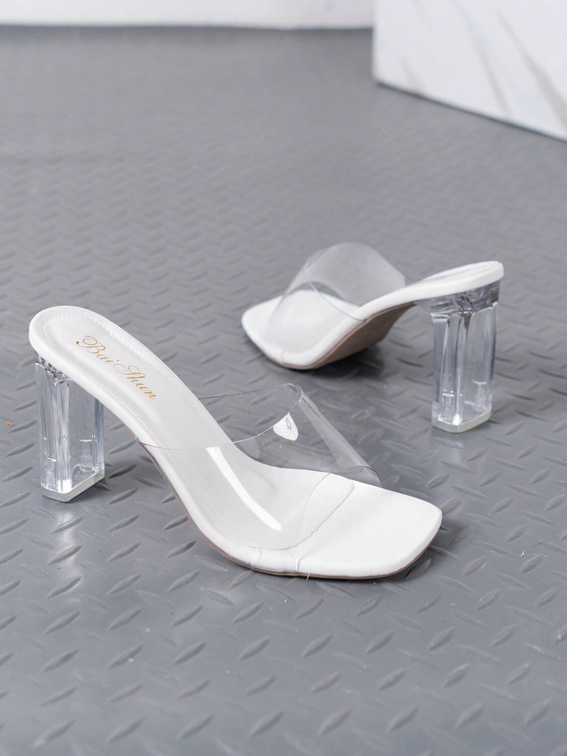 

Женские сандалии-мюли в минималистском прозрачном толстом каблуке, белый