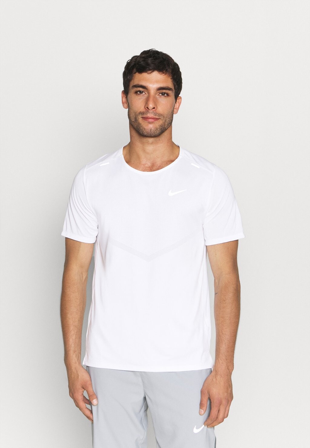 

Футболка Nike RISE, цвет White/Silver, Коричневый, Футболка Nike RISE, цвет White/Silver