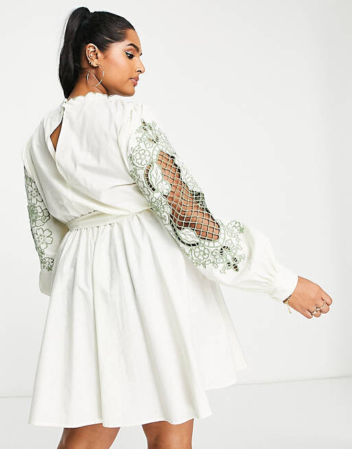 

Платье мини с высоким воротником и поясом ASOS DESIGN Curve