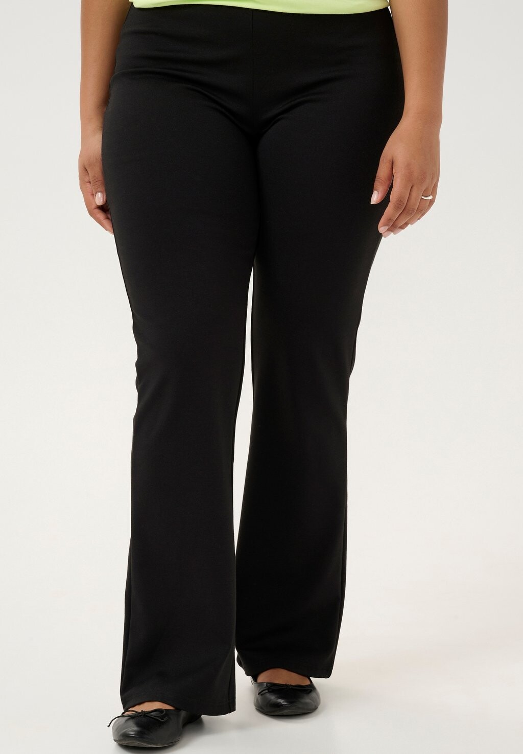 

Брюки FLARED Kaffe Curve, цвет Mottled Black