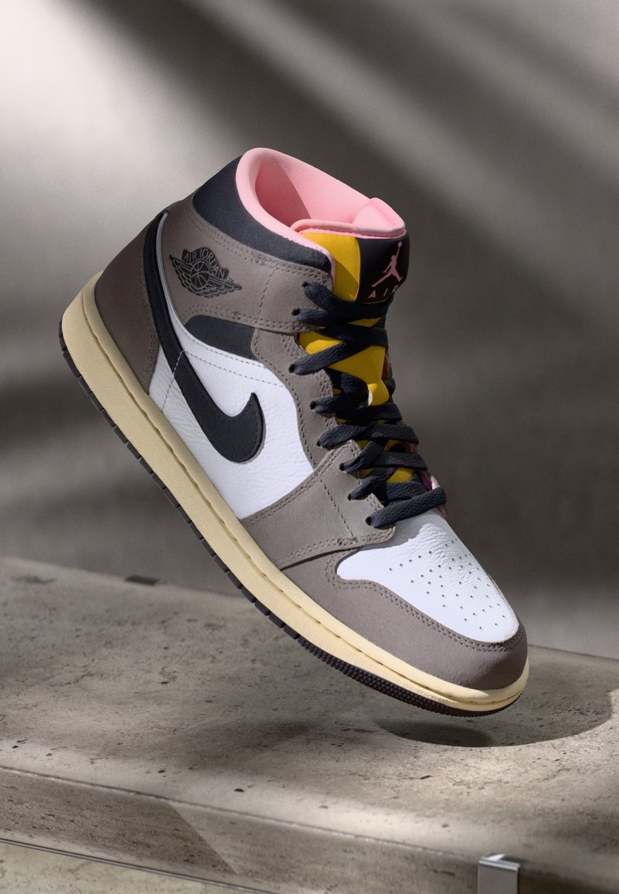 

Кроссовки Jordan AIR JORDAN 1 MID SE, White/Oil Grey/Cave Stone/Dark Sulfur-Arctic Punch/Muslin/Grey