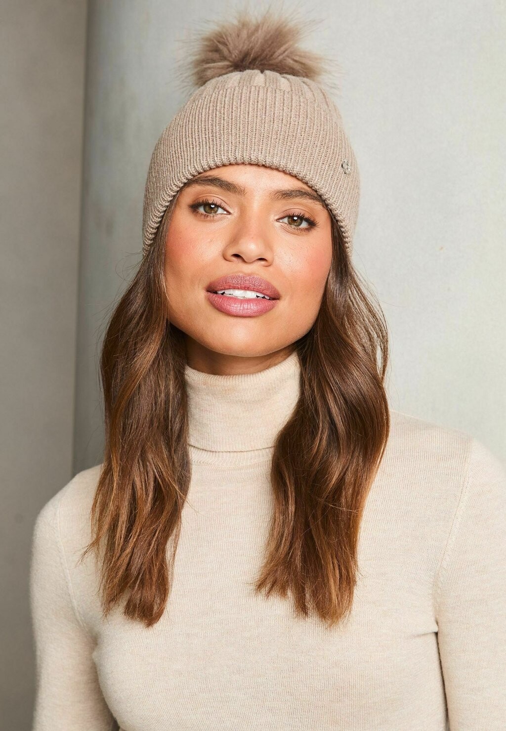 

Шапка POM REGULAR FIT Lipsy, бежевый