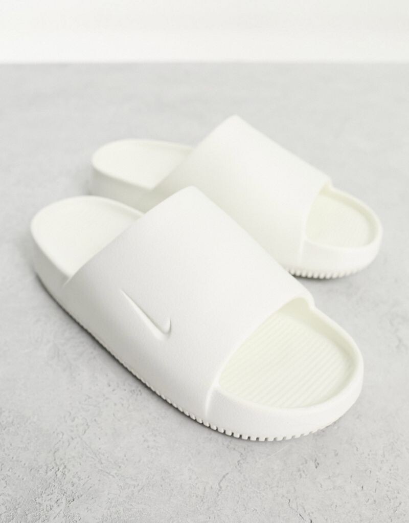 

Белые шлепанцы Nike Calm