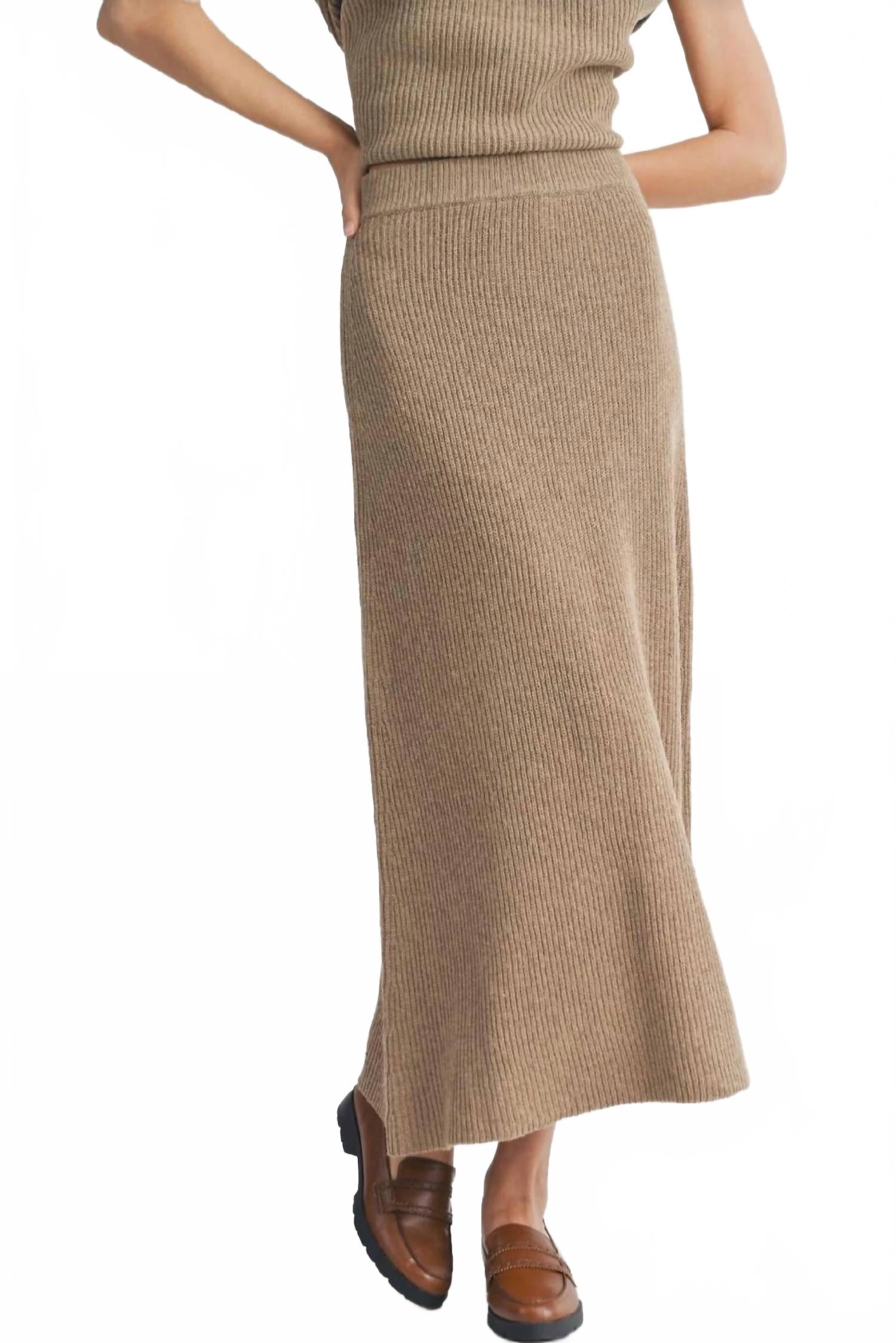 

Кросби Ребристый свитер Миди-юбка в темно-бежевом цвете Sadie & Sage