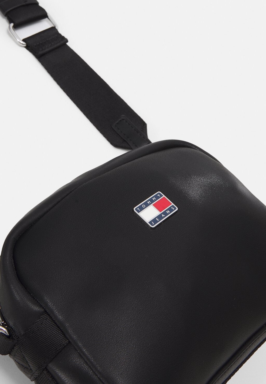 

Сумка через плечо ARCHIVE CAMERA BAG Tommy Hilfiger, черный