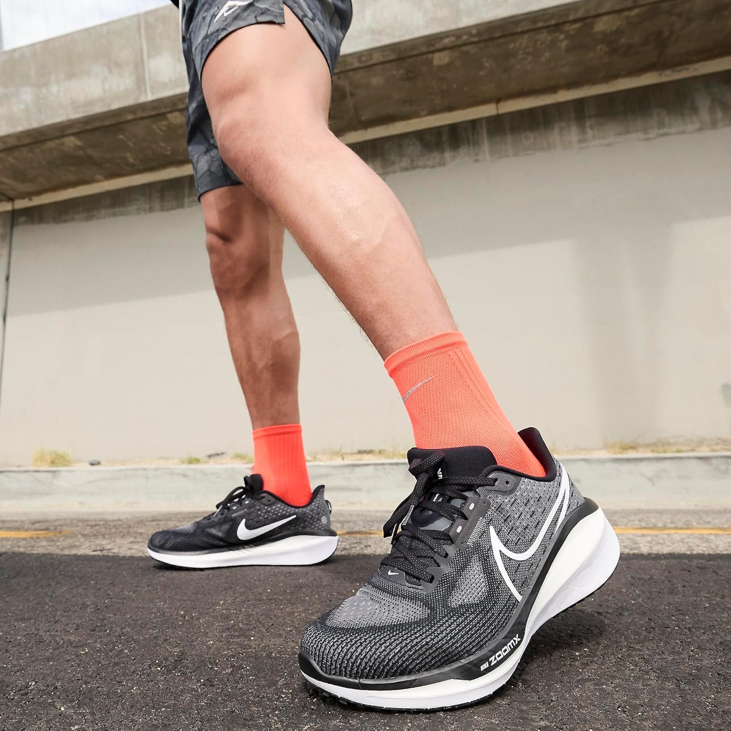 Мужские кроссовки для бега Nike Vomero 17, белый/черный — фото 4