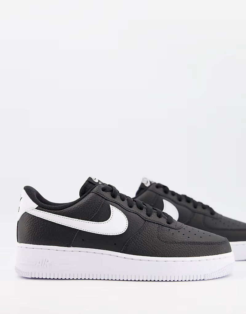 

Кроссовки Air Force 1 '07 в черно-белом цвете Nike