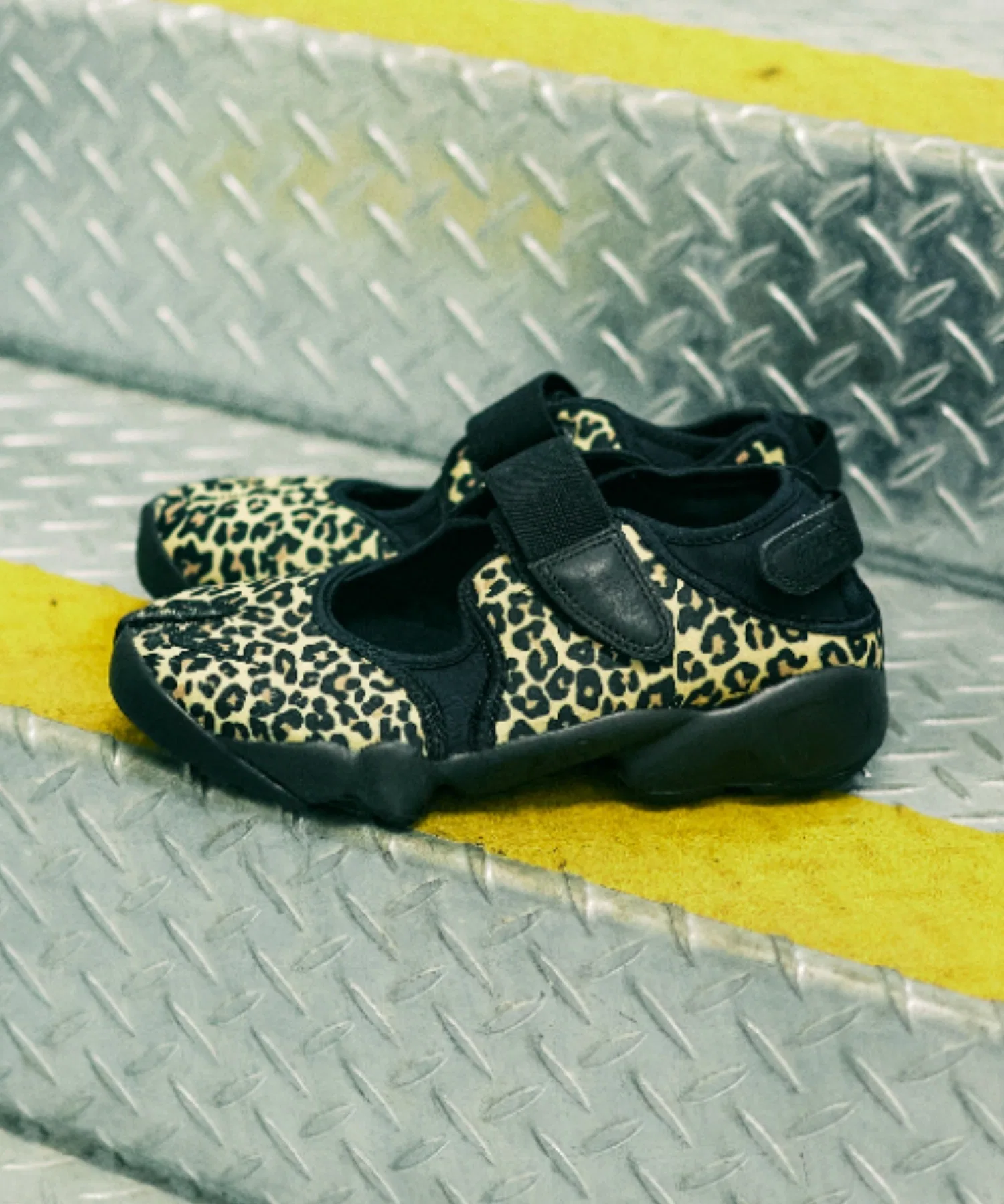 Унисекс кроссовки Nike Air Rift IR5696-010 чёрные