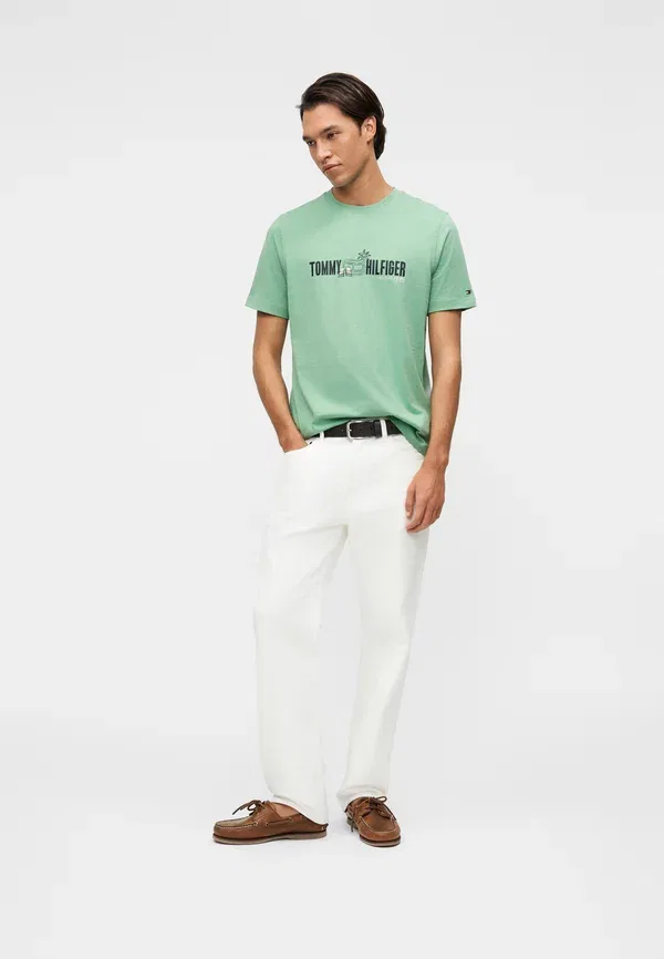 Футболка Tommy Hilfiger с графическим принтом, цвет скошенная трава — фото 2