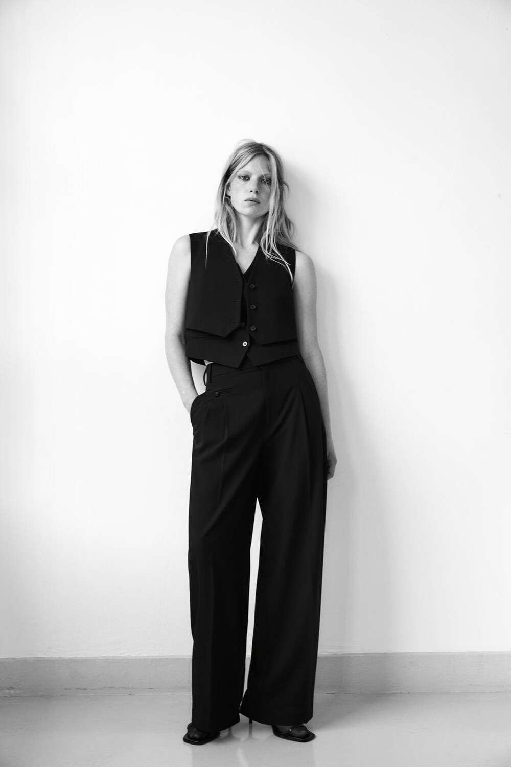 

Брюки с плиссированными карманами ZARA, черный