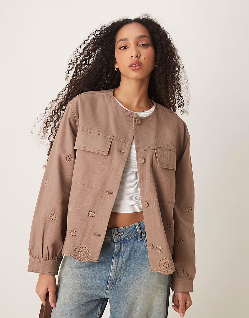 

Жакет из твила ASOS DESIGN без воротника с вышивкой в грибном цвете