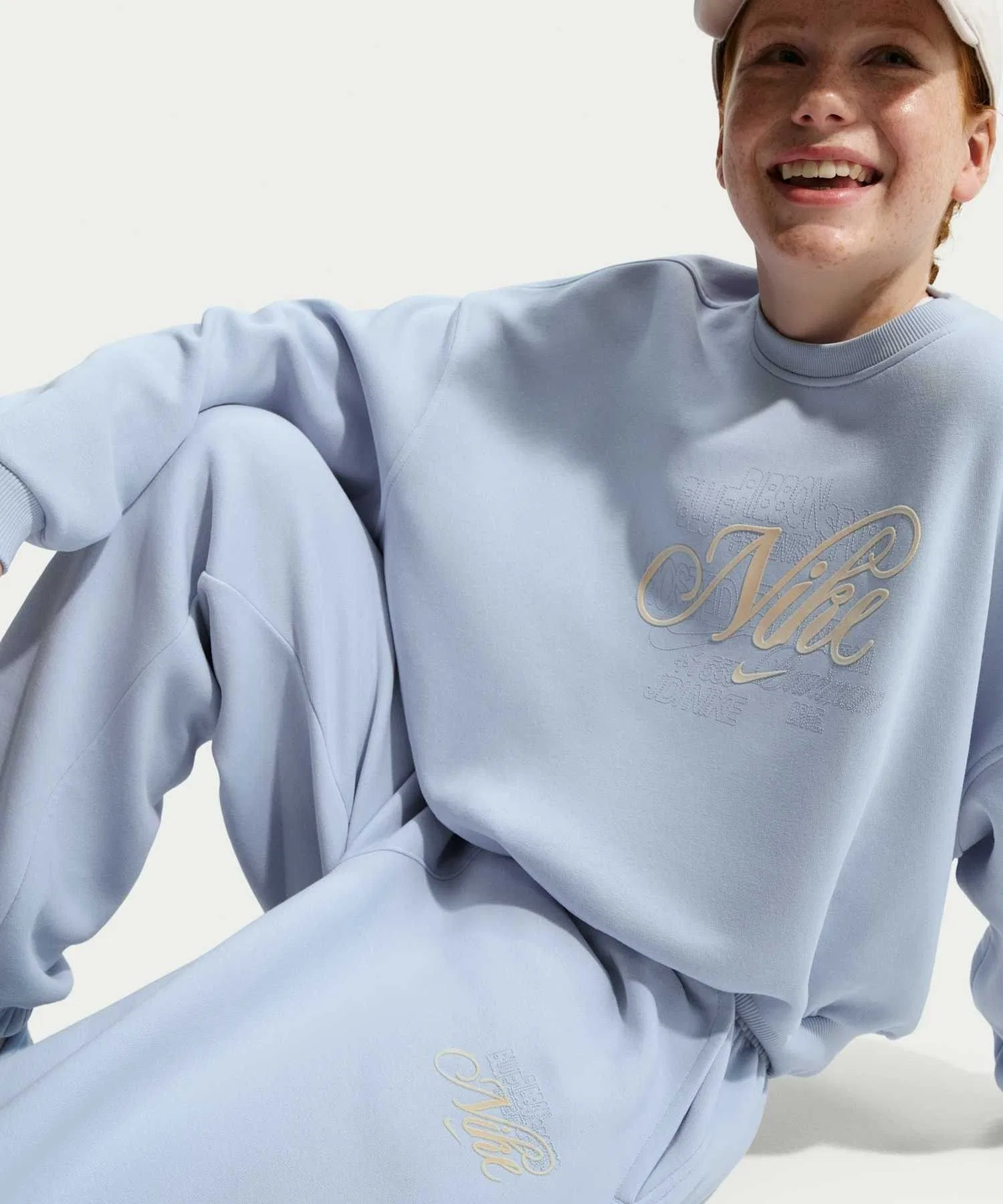 Детские флисовые свободные брюки Nike Sportswear Club с графическим принтом IF1728-057 Ghost — фото 4