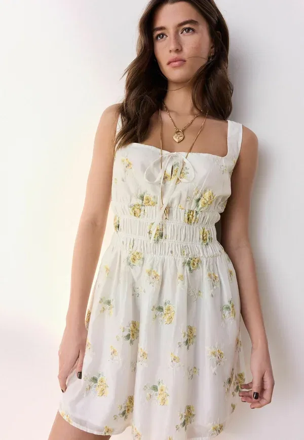 Платье Regular fit Tabitha Simmons x Square Neck Floral Mini Dress, цвет экрю с белым цветочным узором — фото 3