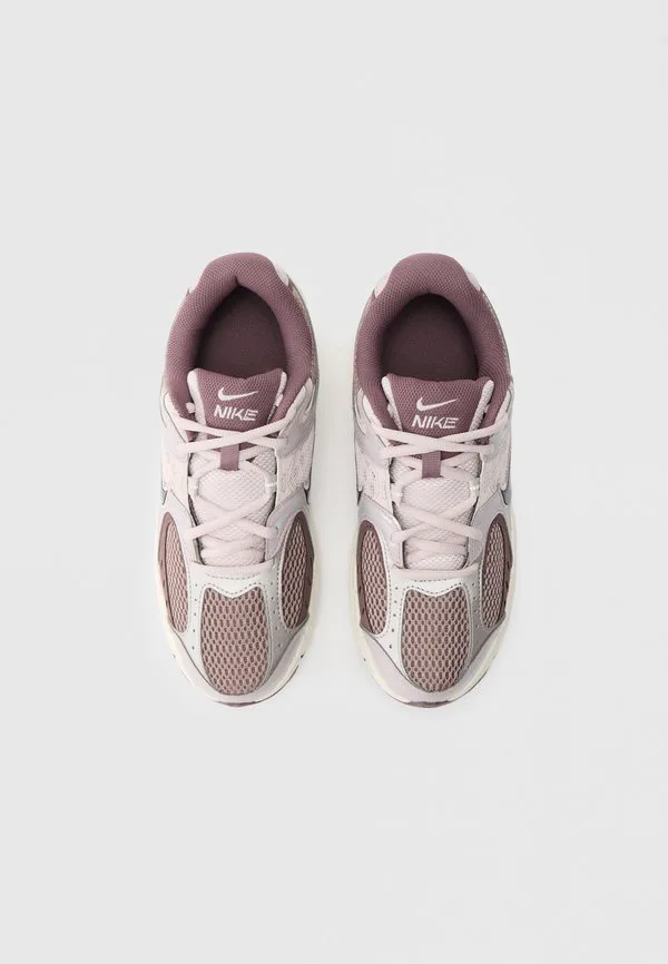 Кроссовки v5 унисекс Nike Sportswear, Taupe Haze/Burgundy Ash/Silt Red — фото 4