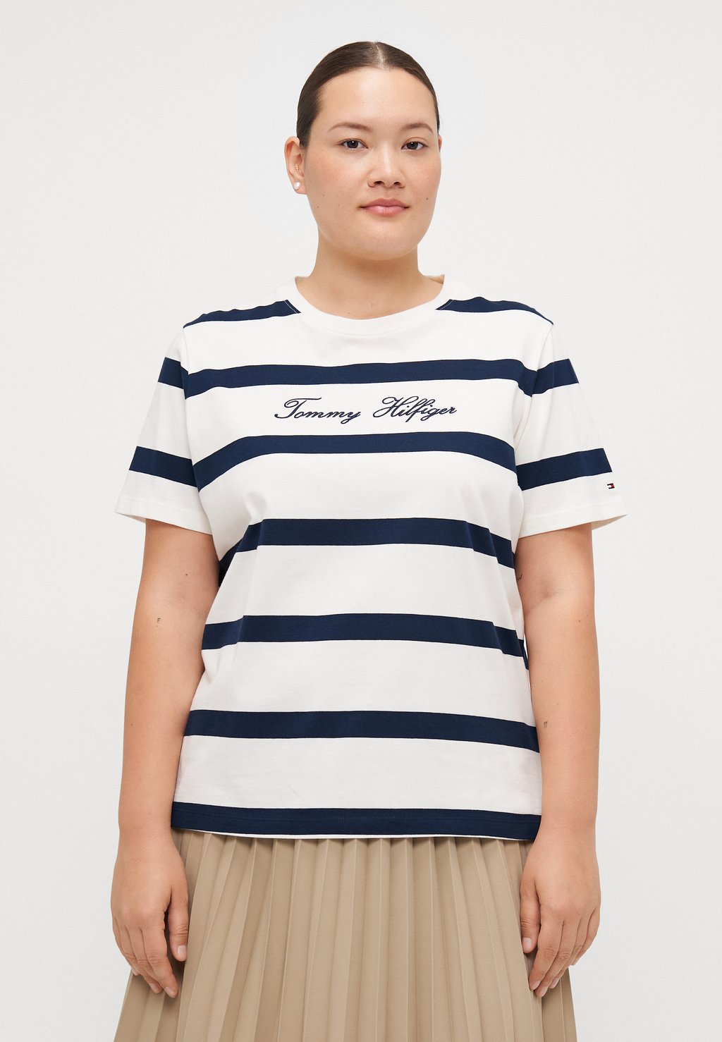 

Футболка с принтом SCRIPT Tommy Hilfiger Curve, белый