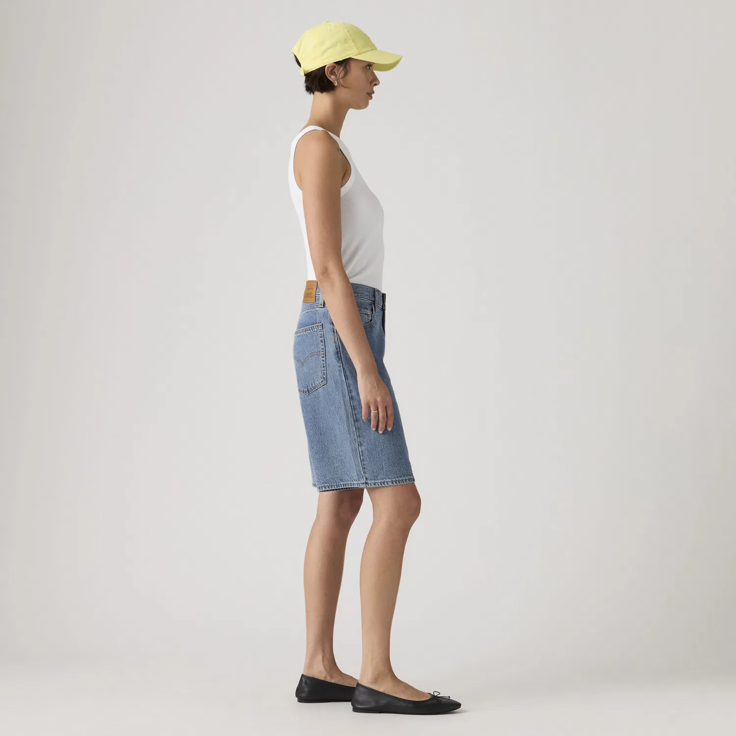 Свободные легкие джинсовые шорты в стиле «папиных шорт» Levi's, Medium Wash — фото 4