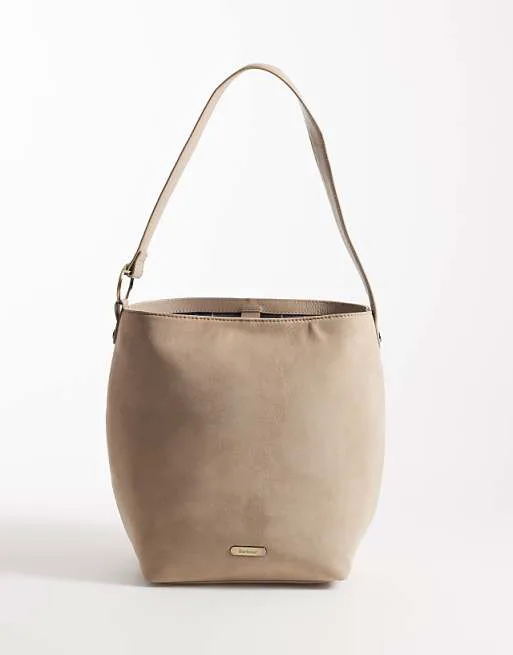 

Большая замшевая сумка-ведро Barbour Cedar песочного цвета