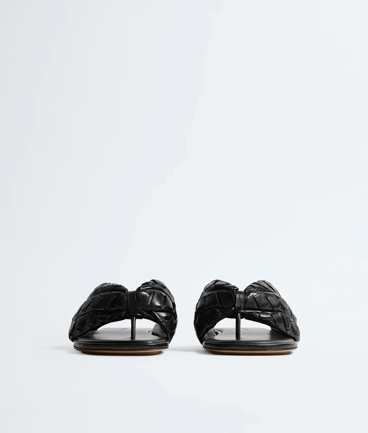 Сандалии Salsa Flat Thong BOTTEGA VENETA, черный — фото 3