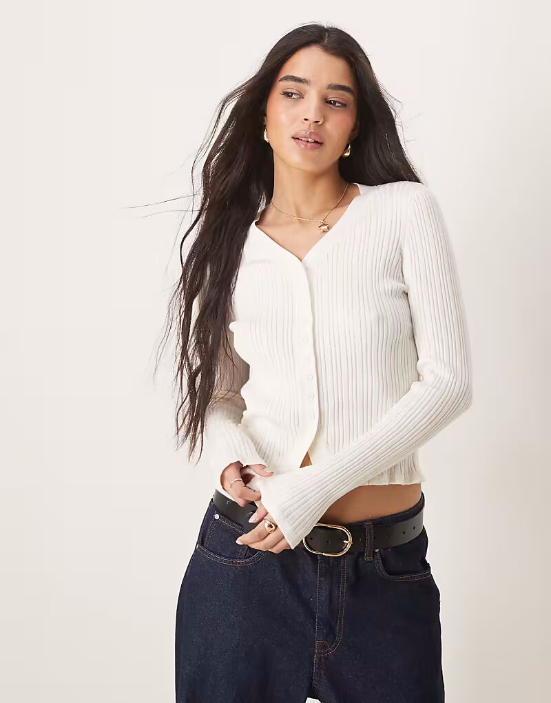 

Кардиган ASOS DESIGN с пуговицами спереди, V-образным вырезом и оборкой в ​​рубчик кремового цвета