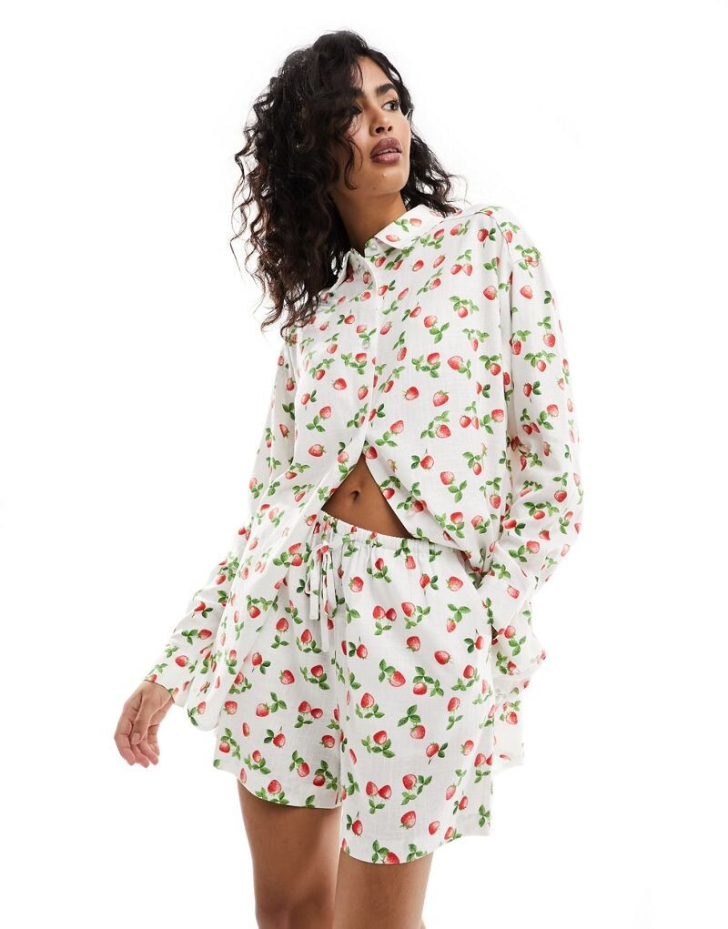 

ASOS DESIGN – шорты без застежки с клубничным принтом и смесовым льном