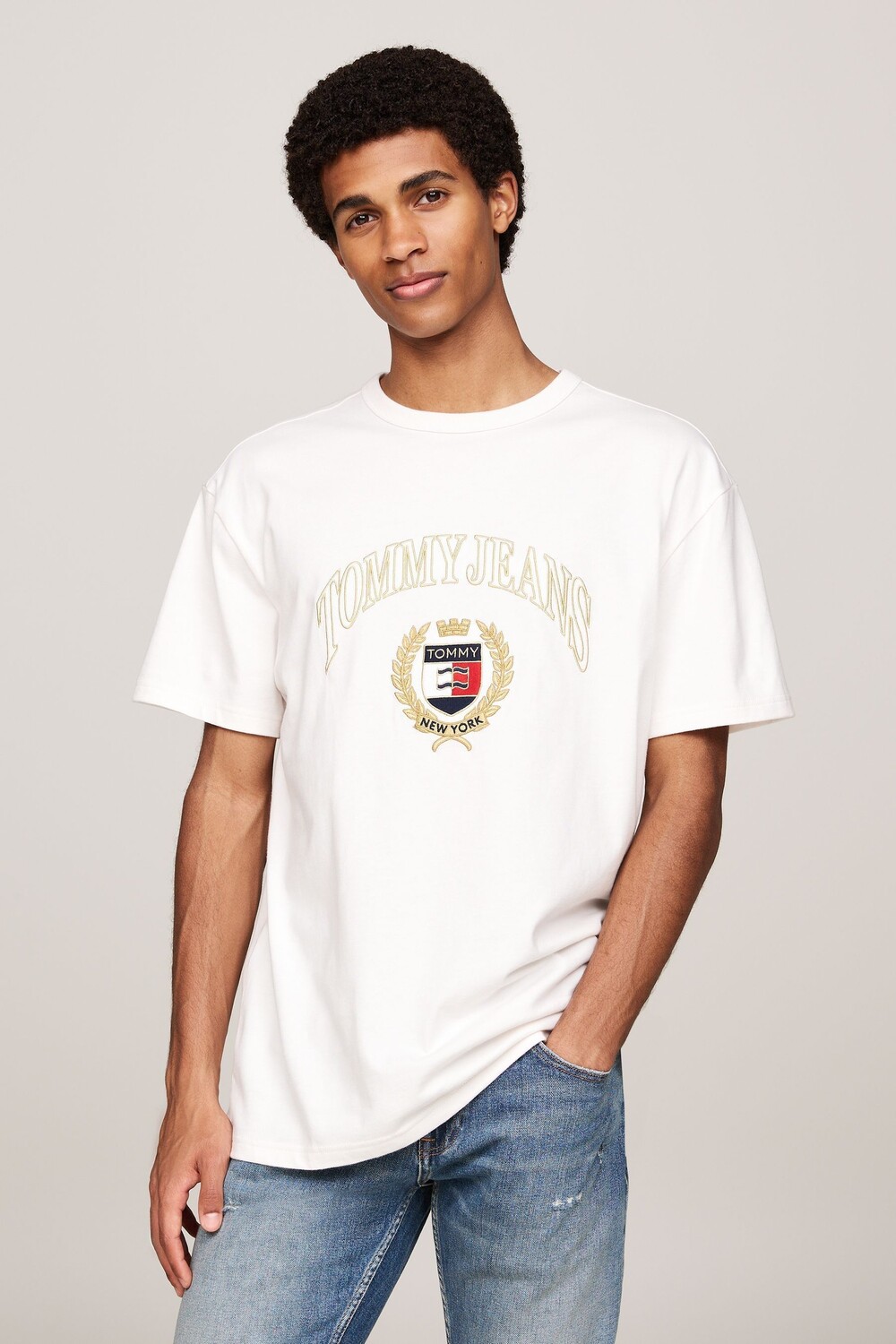 

Обычная футболка с золотым гербом Tommy Jeans, белый