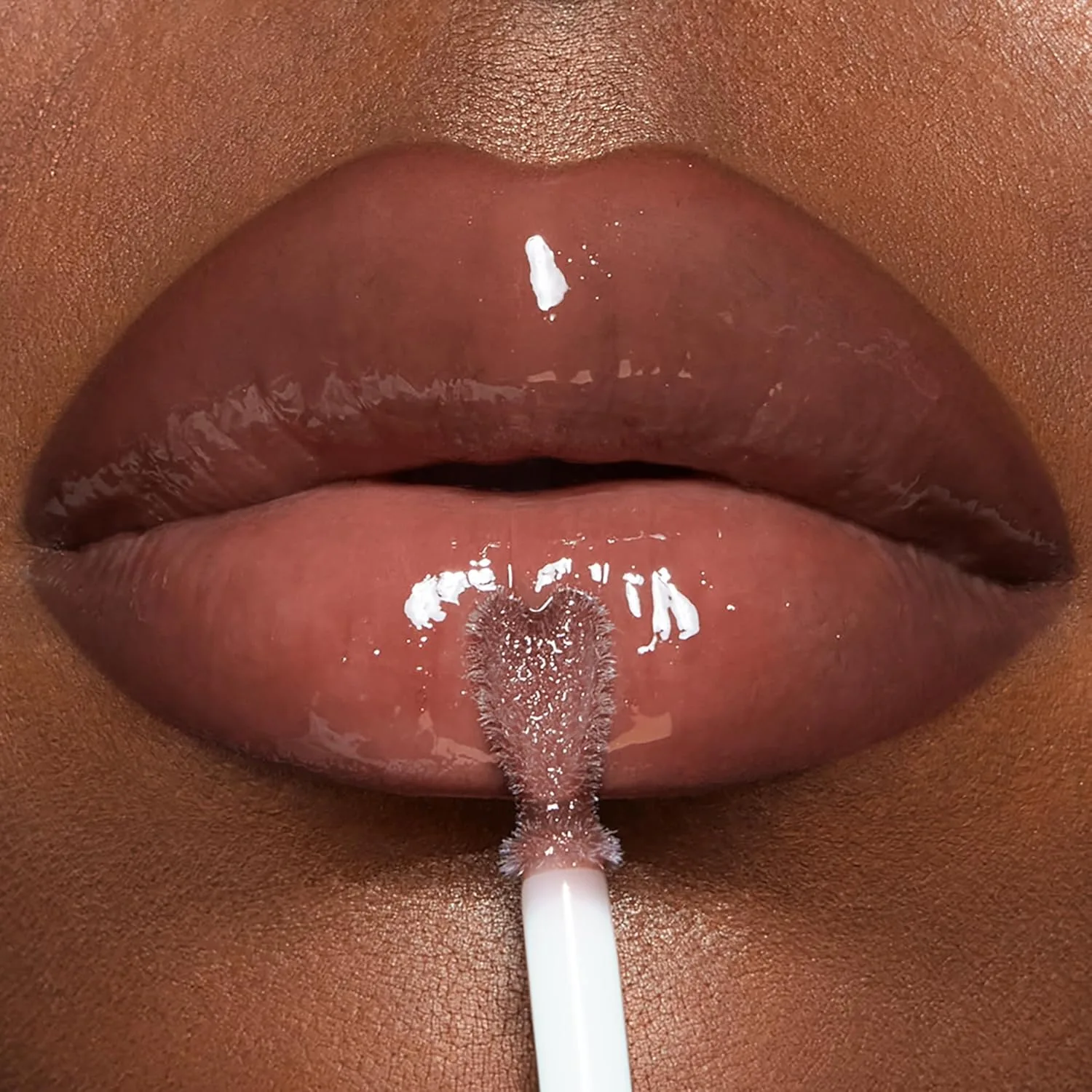 Charlotte Tilbury Collagen Lip Bath - Блеск для губ, придающий им объем и сияние - Формула с ухаживающими компонентами для увлажнения и питания губ, Pillow Talk Deep - deep berry rose — фото 4