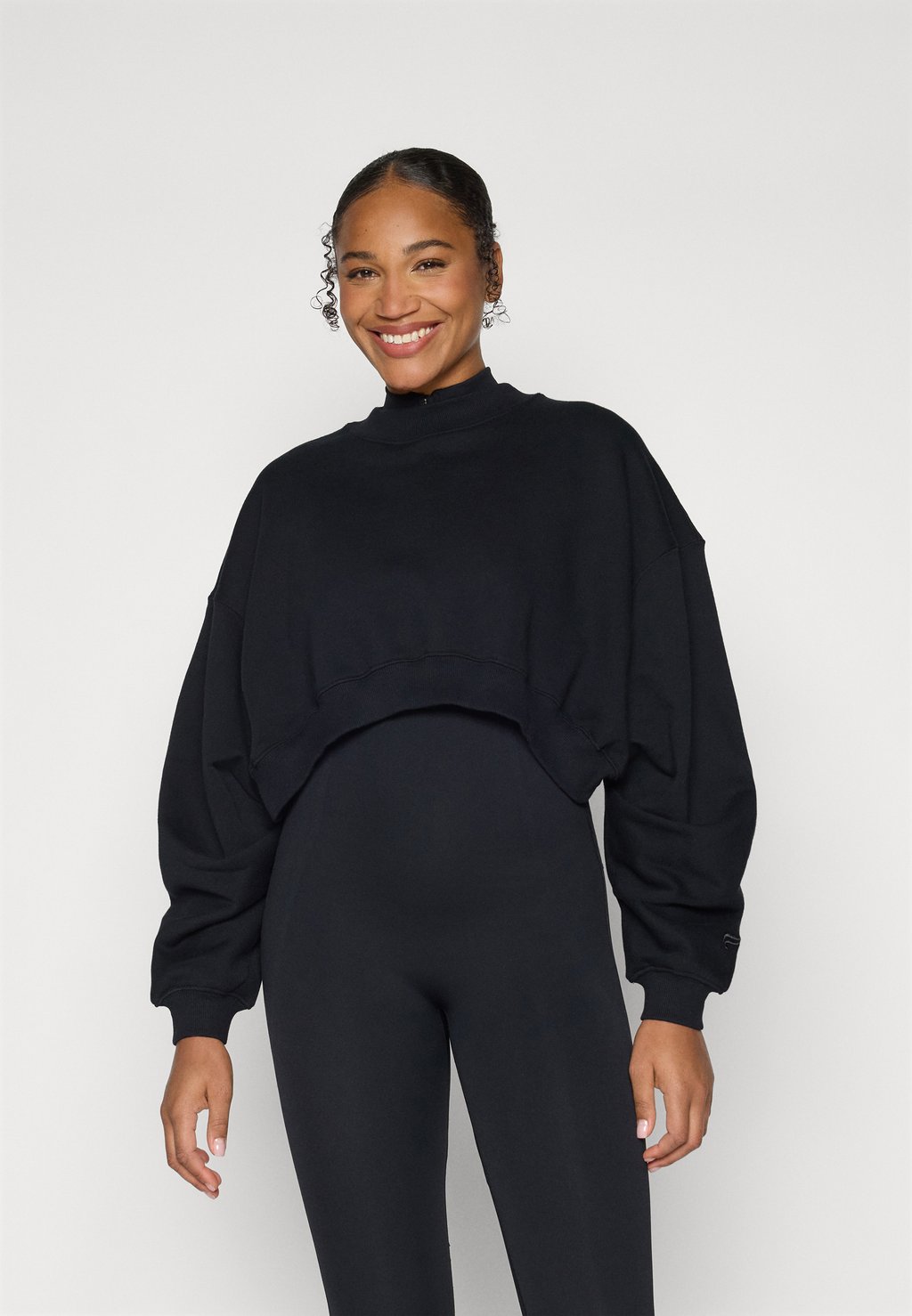 

Толстовка WEEKEND CROPPED Fabletics, черный