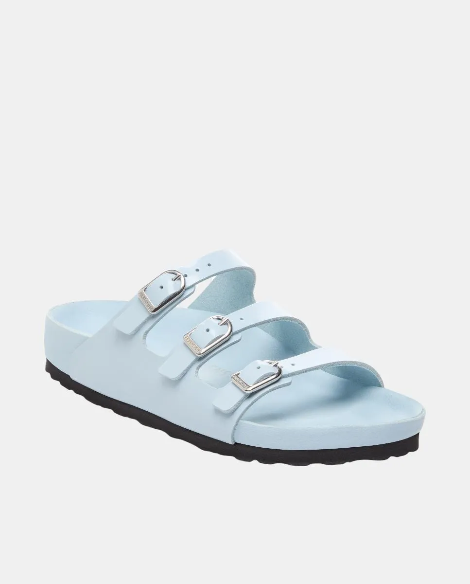 Женские сандалии с тремя ремешками из натуральной лакированной кожи Birkenstock, светло-голубой — фото 2