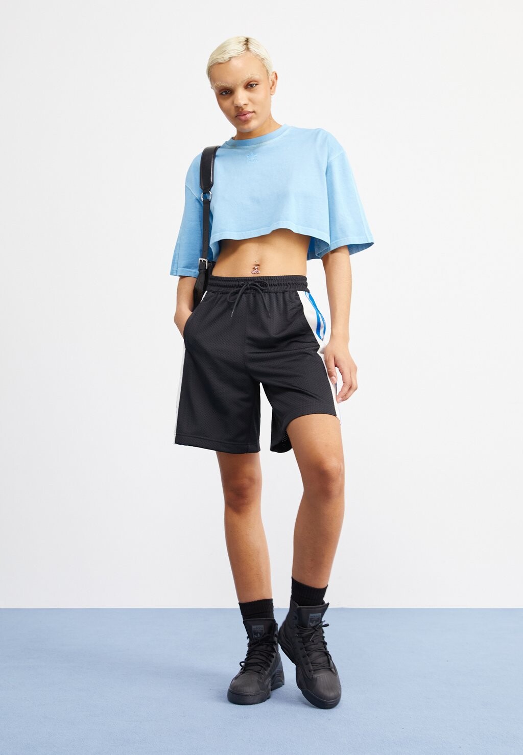 

Базовая футболка Essentials Crop Tee adidas Originals, синий