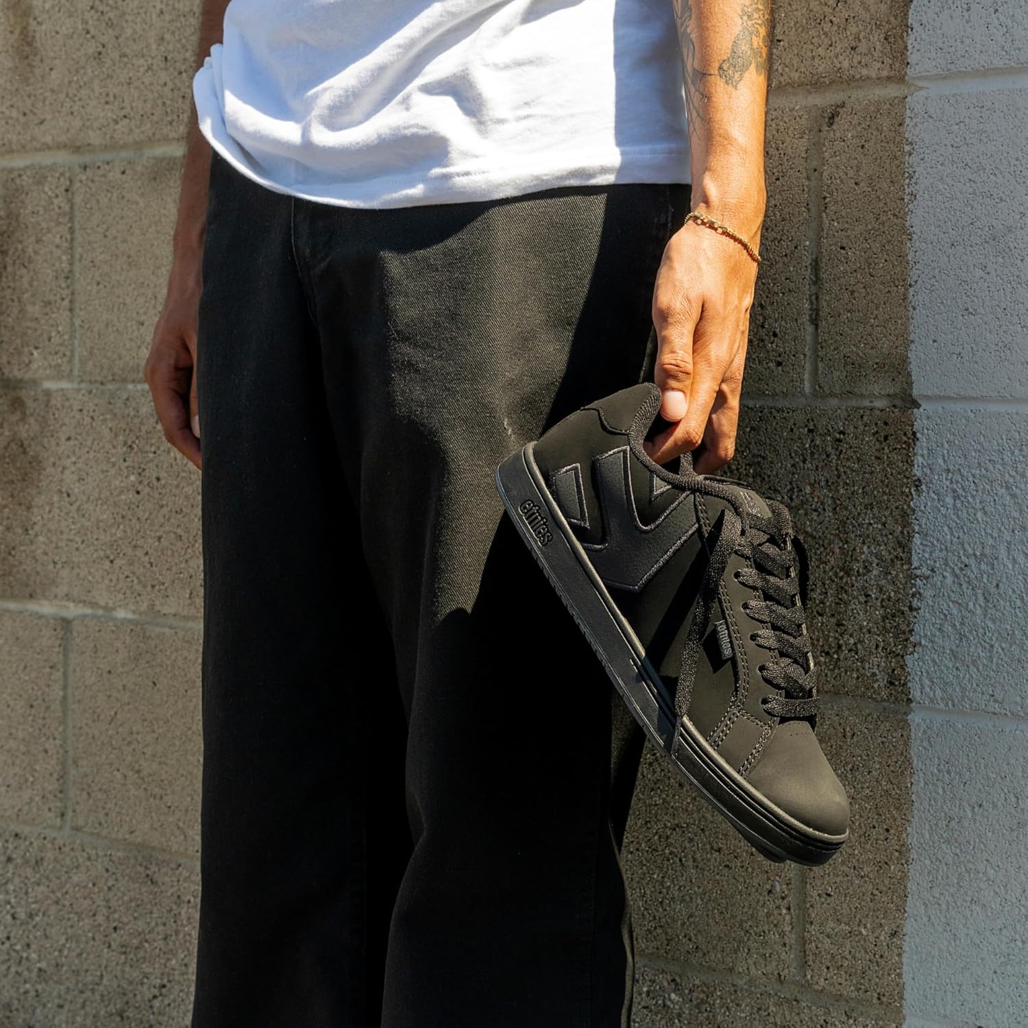 Etnies Fader - Классический скейт-стиль с модным объемным дизайном, усиленная подошва, мягкая посадка, кеды на каждый день, черный — фото 2