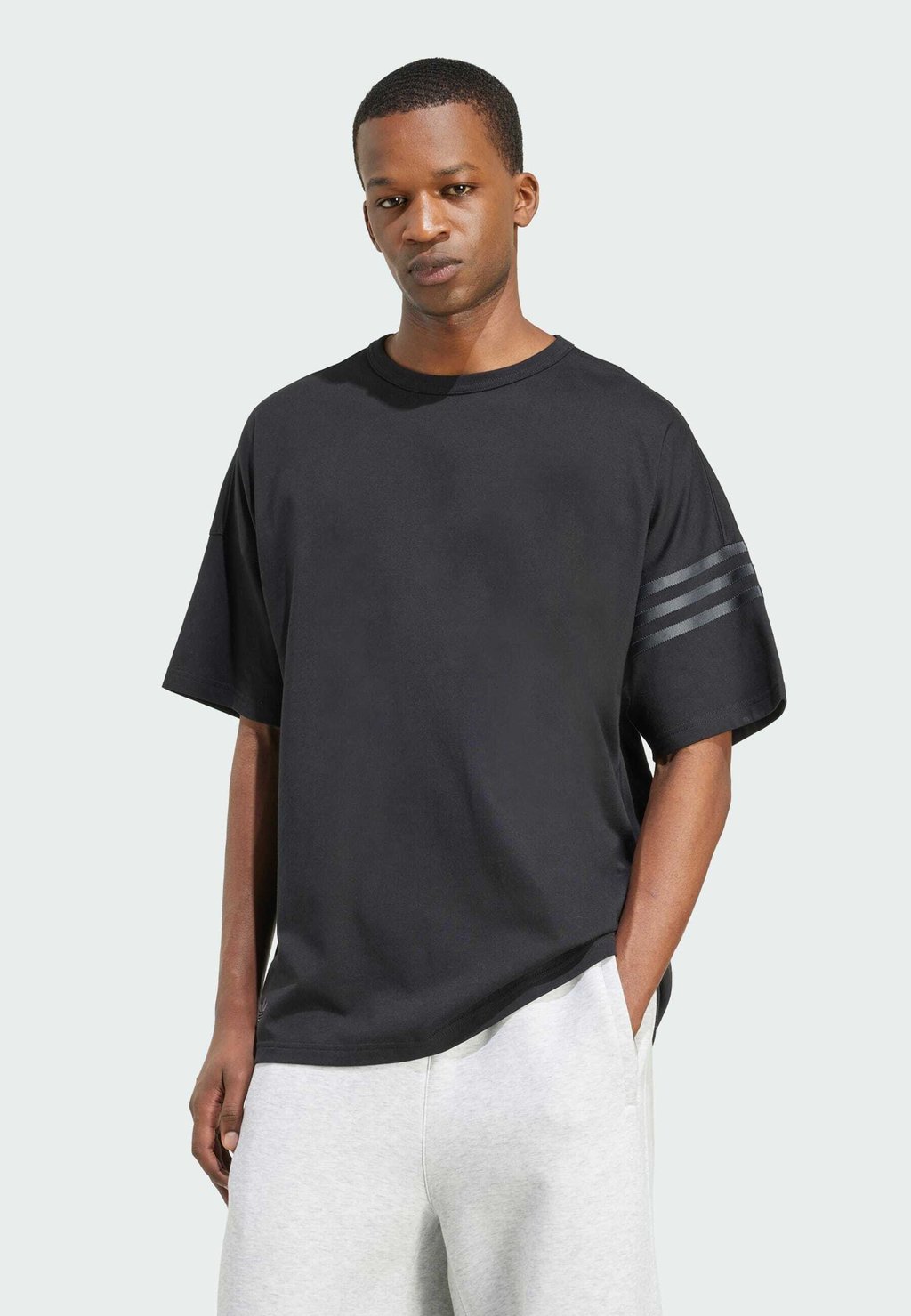 

Футболка с принтом NEU Adidas Originals, черный
