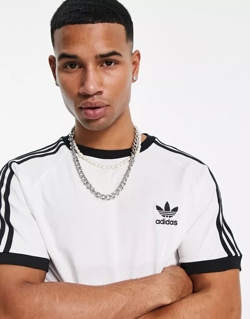 

Белая футболка с тремя полосками adidas Originals