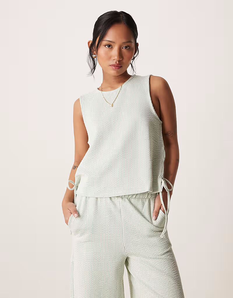 

Топ без рукавов с завязками по бокам, в текстурированную полоску, зеленого и кремового цветов Vila Petite