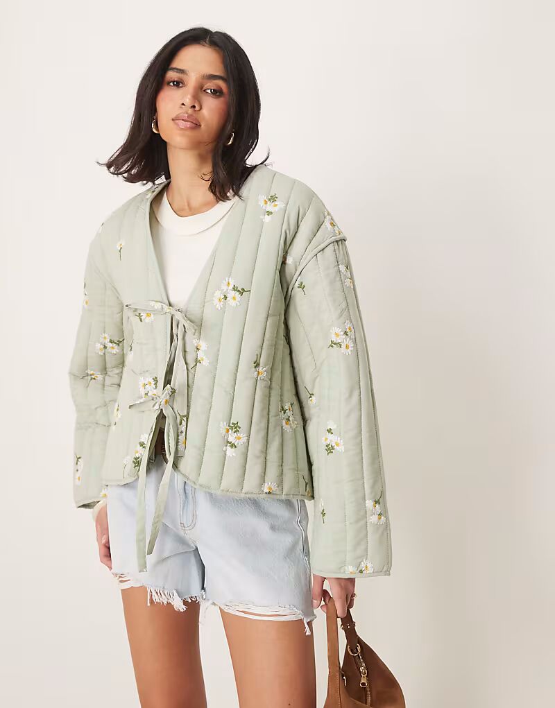 

Стеганая куртка с вышивкой и завязкой спереди ASOS DESIGN в цвете шалфея