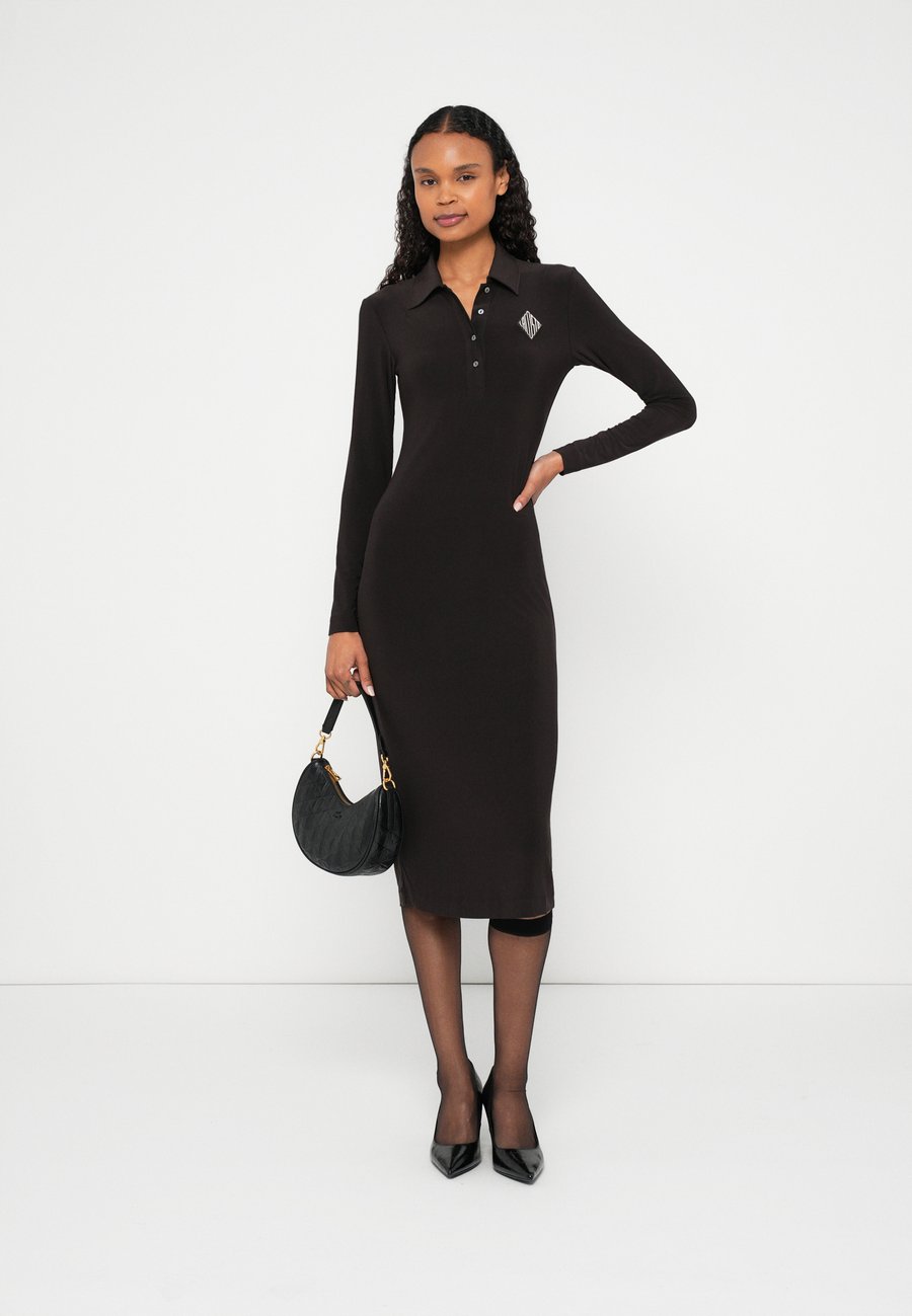 Платье Lacoste Shirt dress, Buffle/Black, V-образный вырез, черное — фото 2