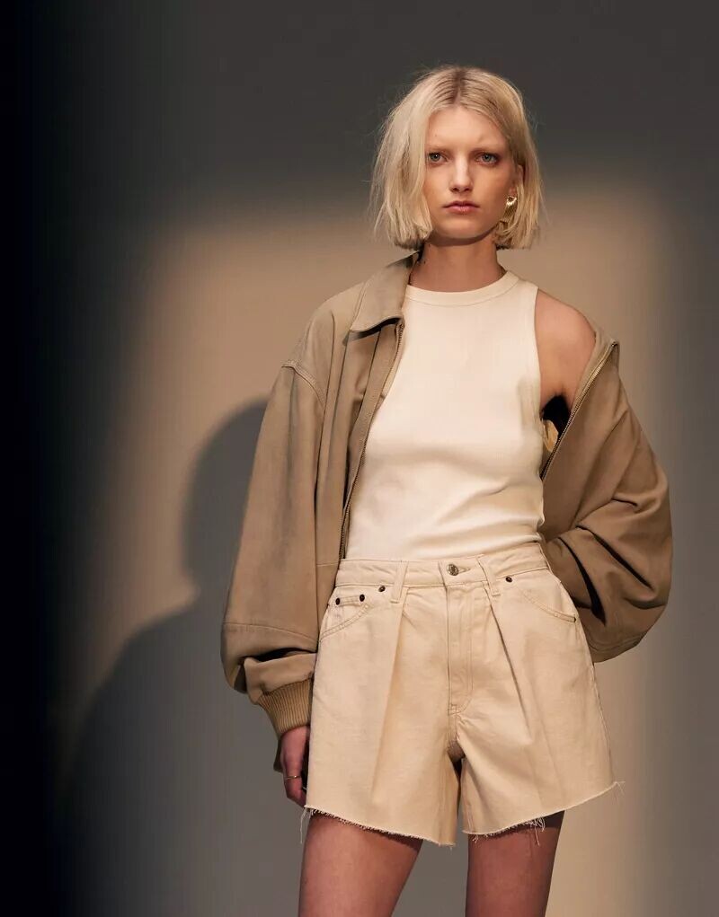 

Белые джинсовые шорты со складками Topshop