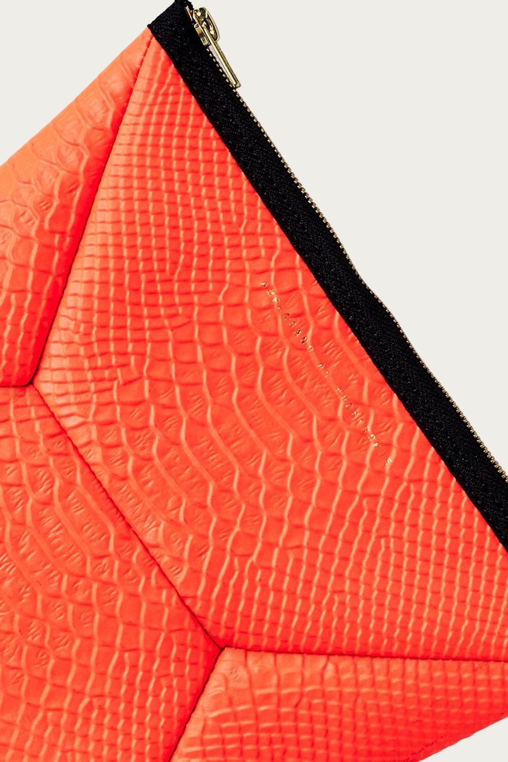 

Кожаный клатч X-Pouch со змеиным эффектом неоново-оранжевого цвета питона AMPERSAND AS APOSTROPHE, Оранжевый, Кожаный клатч X-Pouch со змеиным эффектом неоново-оранжевого цвета питона AMPERSAND AS APOSTROPHE