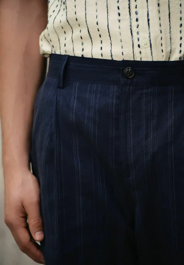 Брюки Regular fit textured stripe Next, цвет темно-синий