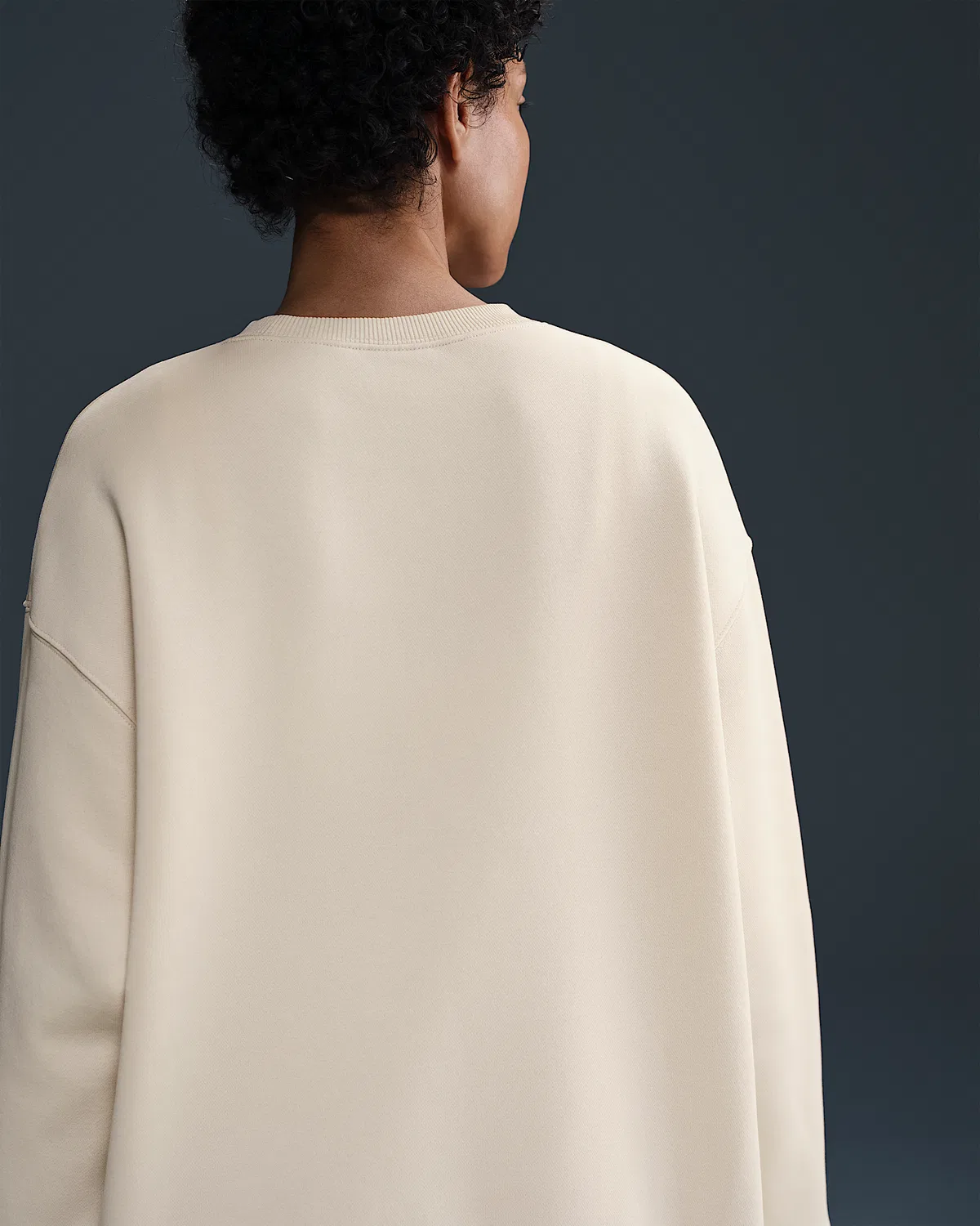 Женский оверсайз свитшот с круглым вырезом Nike Sportswear Phoenix Fleece, Light Orewood Brown/Sail — фото 2