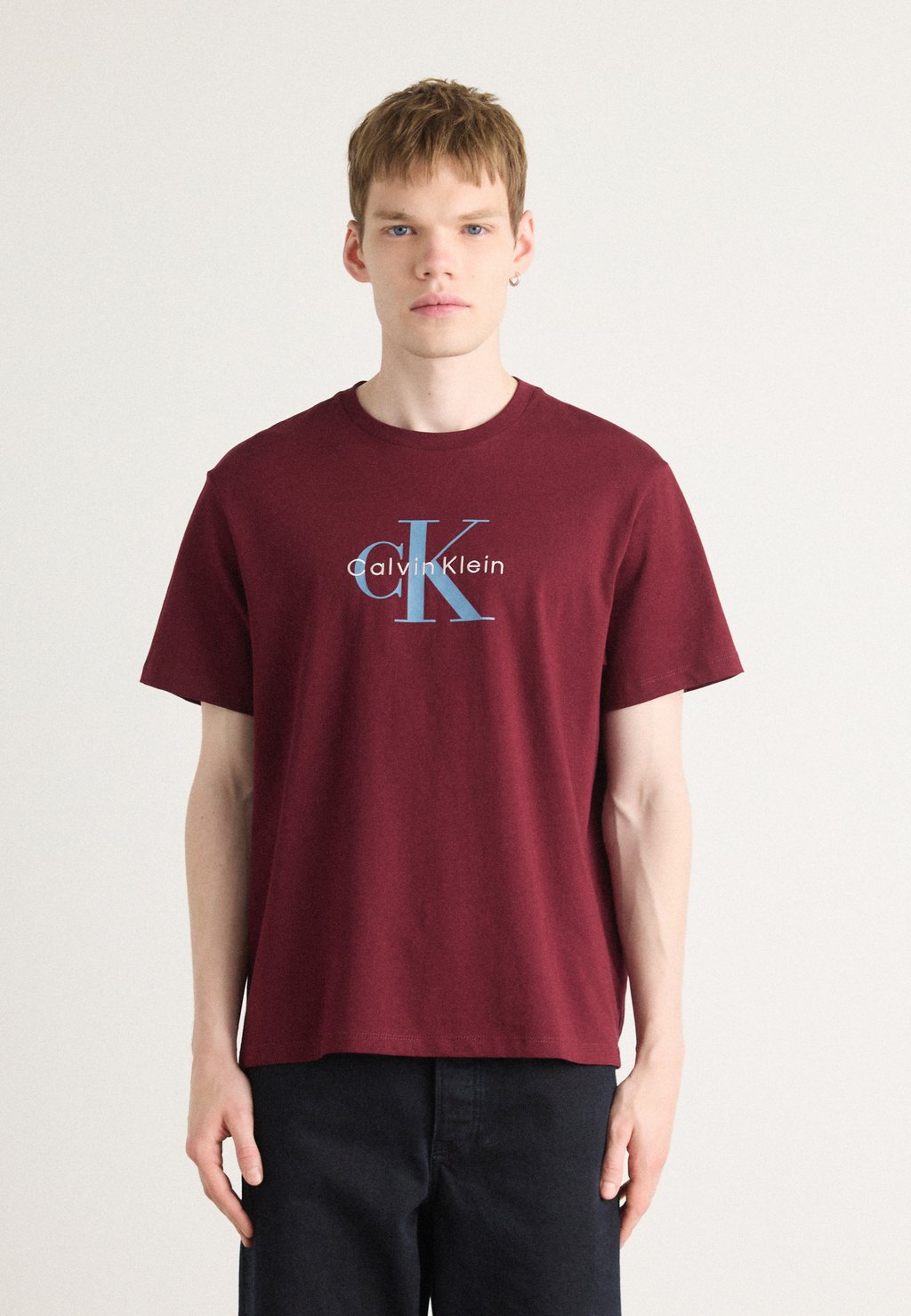 

Футболка с принтом HERO MONOLOGO TEE Calvin Klein Jeans, бургундия