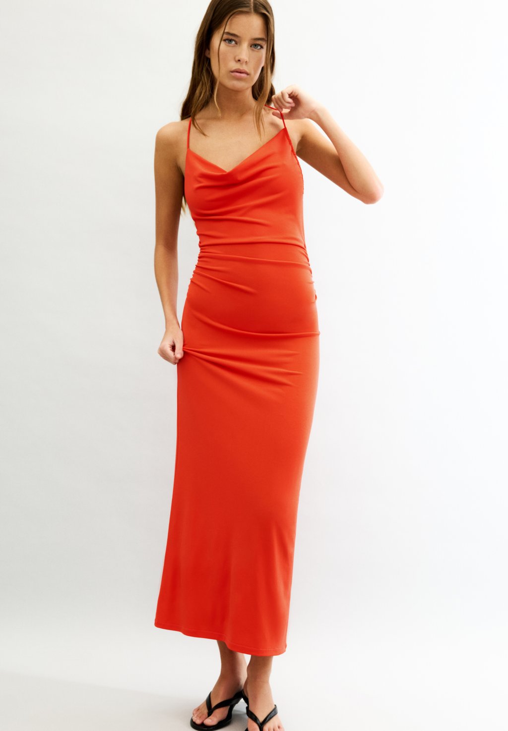 

Платье из джерси STRAPPY ASYMMETRIC - MIDI PULL&BEAR, коралловый