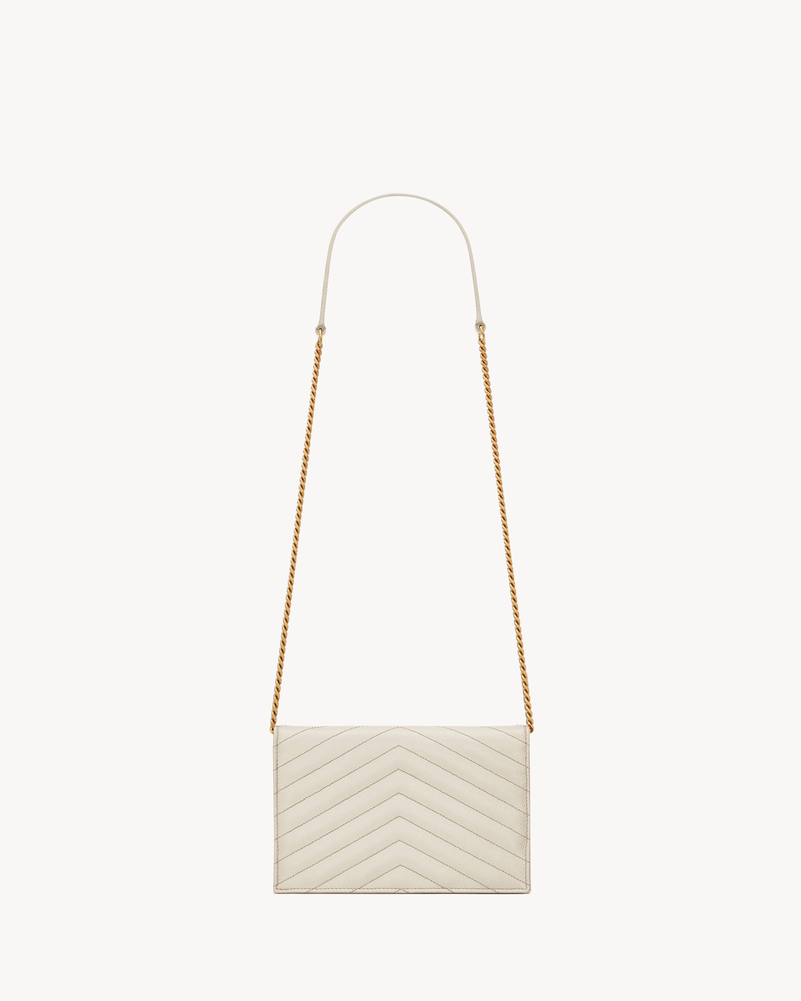 Кошелек-конверт Cassandre на цепочке из кожи Grain de Poudre Saint Laurent, белый — фото 3