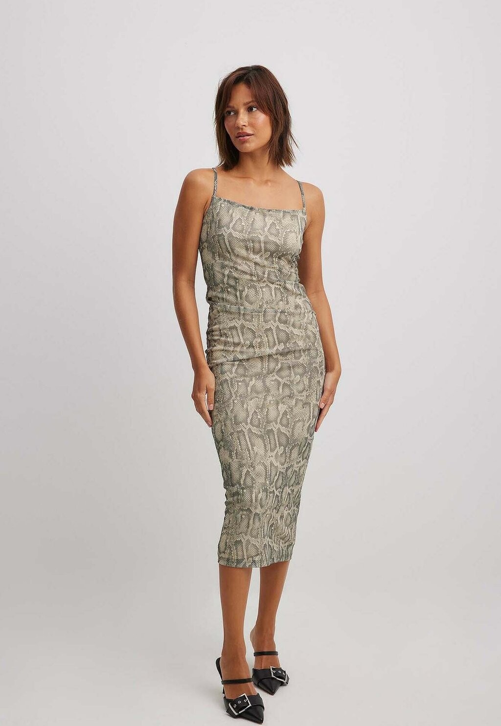 

Платье-футляр MIT DÜNNEN TRÄGERN NA-KD, хаки