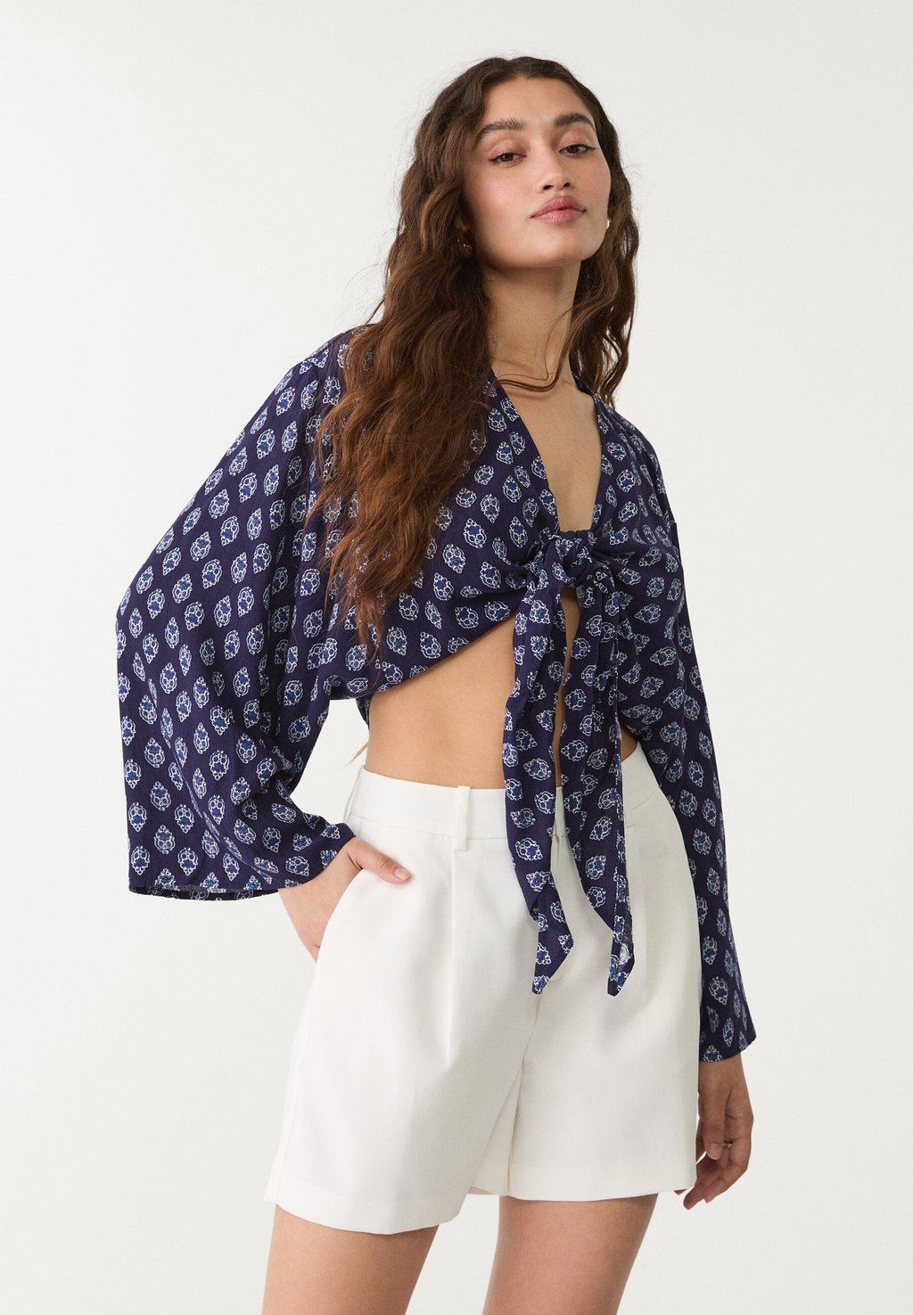 

Шорты SMART WITH DARTS Stradivarius, бежевый