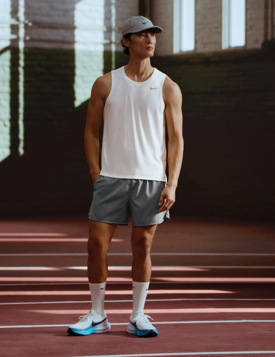 Мужские кроссовки для бега по шоссе Nike Revolution 8, белый/черный/синий — фото 3