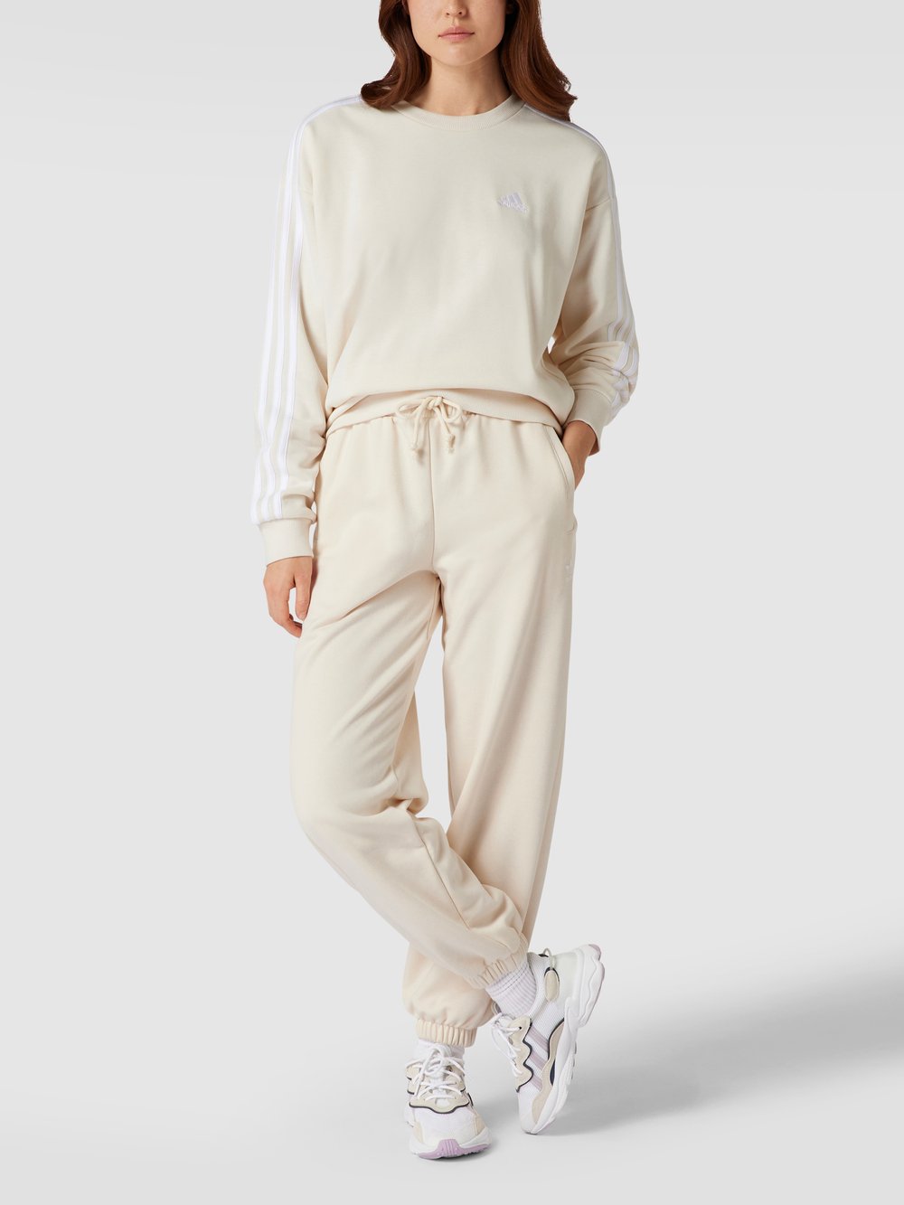 

Спортивные штаны с завязкой adidas Originals, кремовый