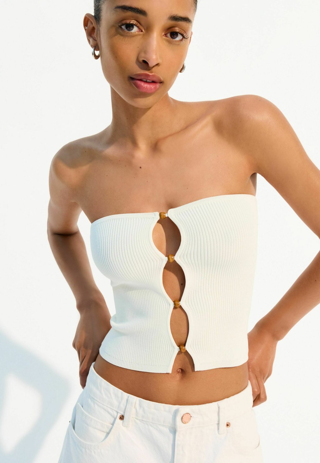 

Топ CUT-OUT DETAIL Bershka, бежевый