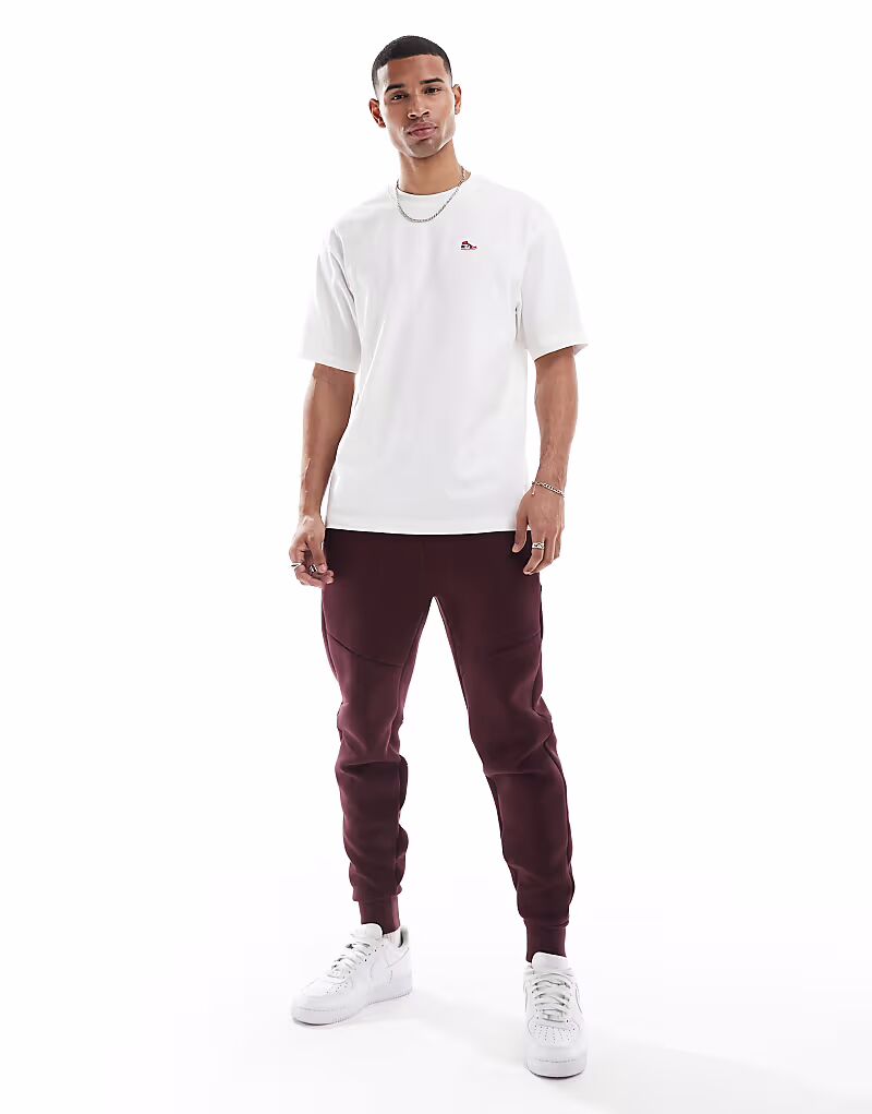 

Джоггеры Nike Tech Fleece бордового цвета