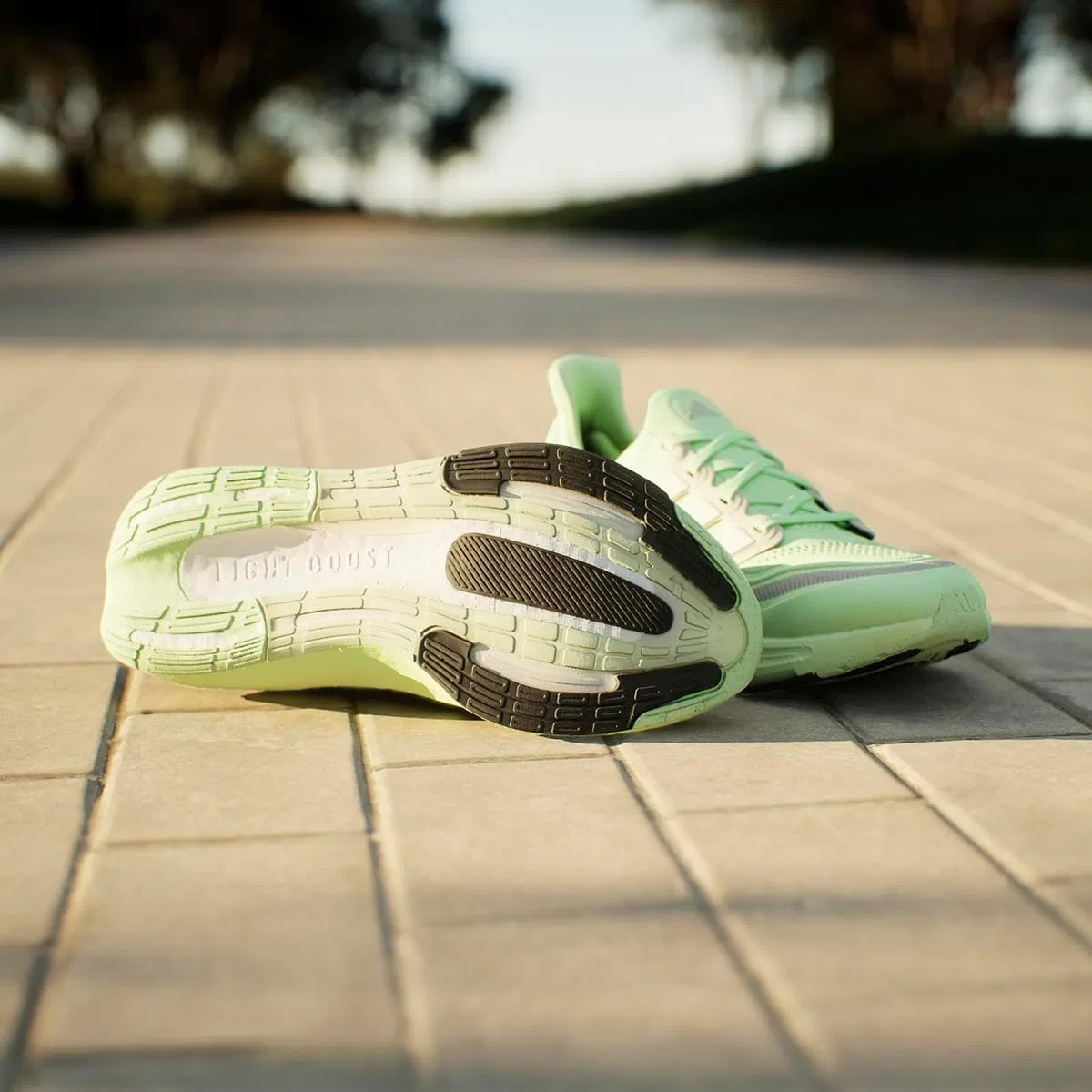 Мужские беговые кроссовки Adidas Ultraboost Light, Green — фото 2