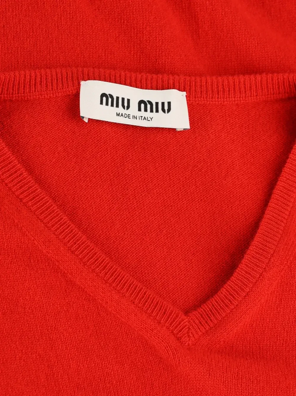 Свитер с V-образным воротом и вышитым логотипом MIU MIU, красный — фото 3